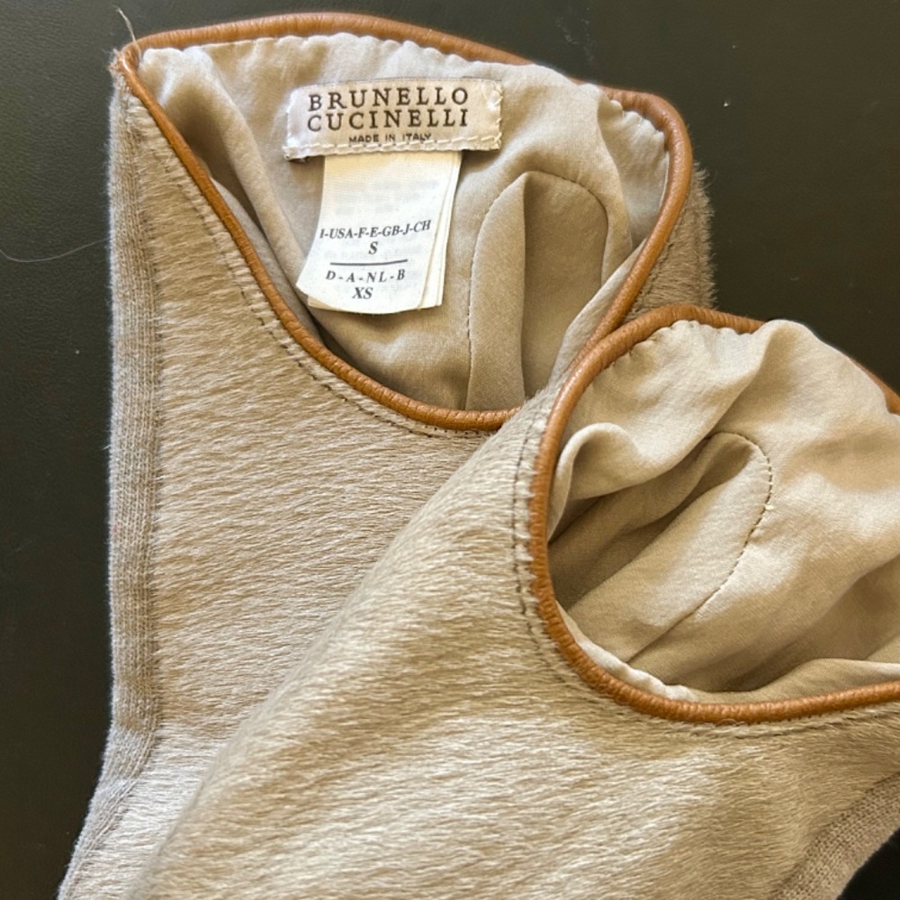 Brunello Cucinelli XS Tan and Grey Silk Driving Gloves with leather piping - Picture 3 of 5